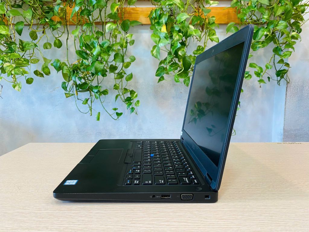 Dell Latitude 5490/CPU Core i5 8350U/DDRAM 4 Bus 2666 8G/SSD Nvme 256Gb/LCD 14' FHD/Bater 4 Cell/Hệ điều hành WIN 10 bản quyền