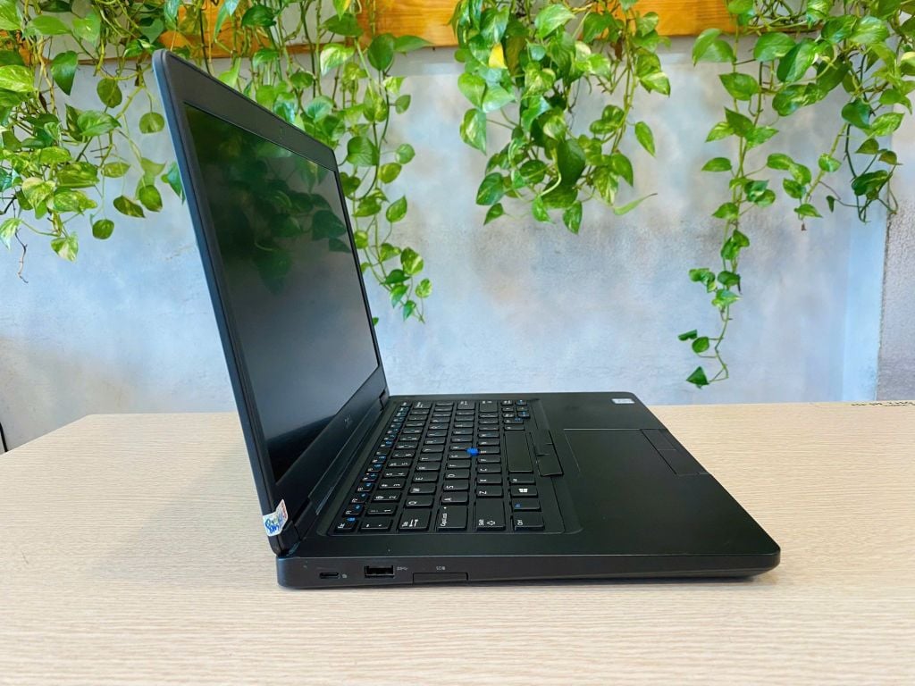 Dell Latitude 5490/CPU Core i5 8350U/DDRAM 4 Bus 2666 8G/SSD Nvme 256Gb/LCD 14' FHD/Bater 4 Cell/Hệ điều hành WIN 10 bản quyền