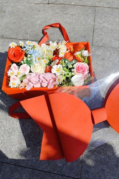  Hộp quà hoa đính nơ 