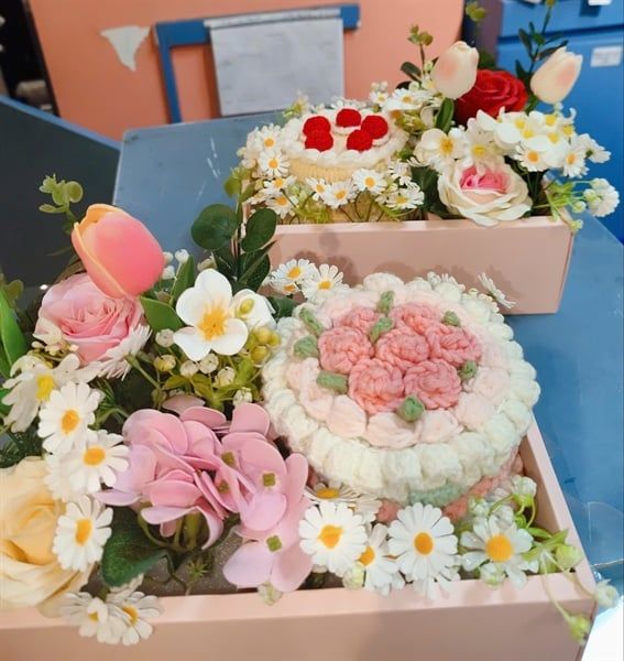  Hộp quà bánh kem mix hoa 