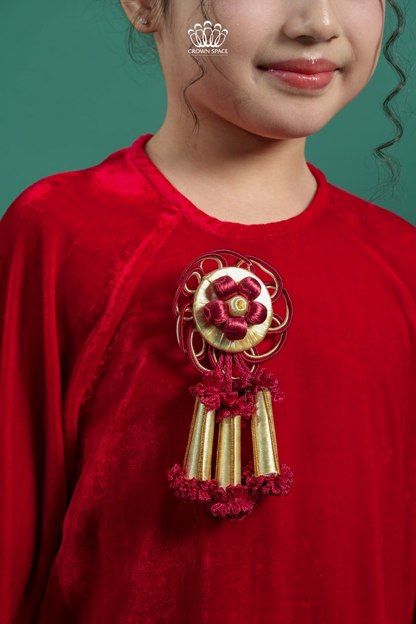  Áo Dài Bé Gái Nhung Phúc Lành Đỏ Hoa Pháo May Mắn Phối Họa Tiết Thêu Đính Thủ Công | Crown Space CKGL9961803 