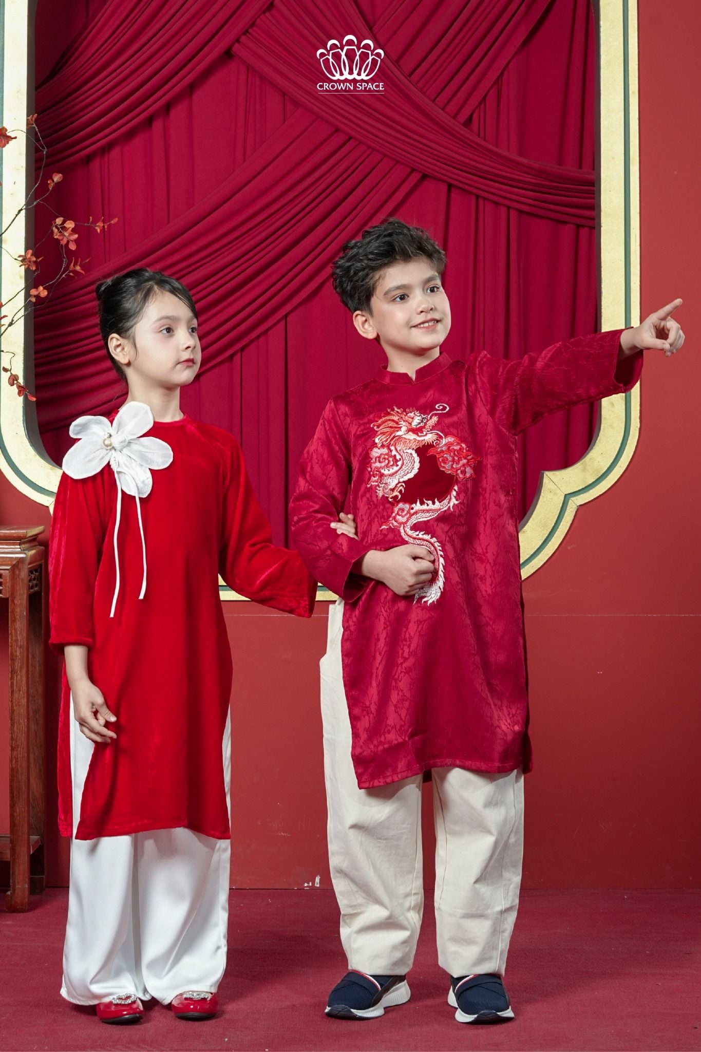  Áo Dài Bé Gái Nhung Phúc Lành Đỏ Hoa Nắng Phối Họa Tiết Đính Kết Thủ Công | Crown Space CKGL9961802 