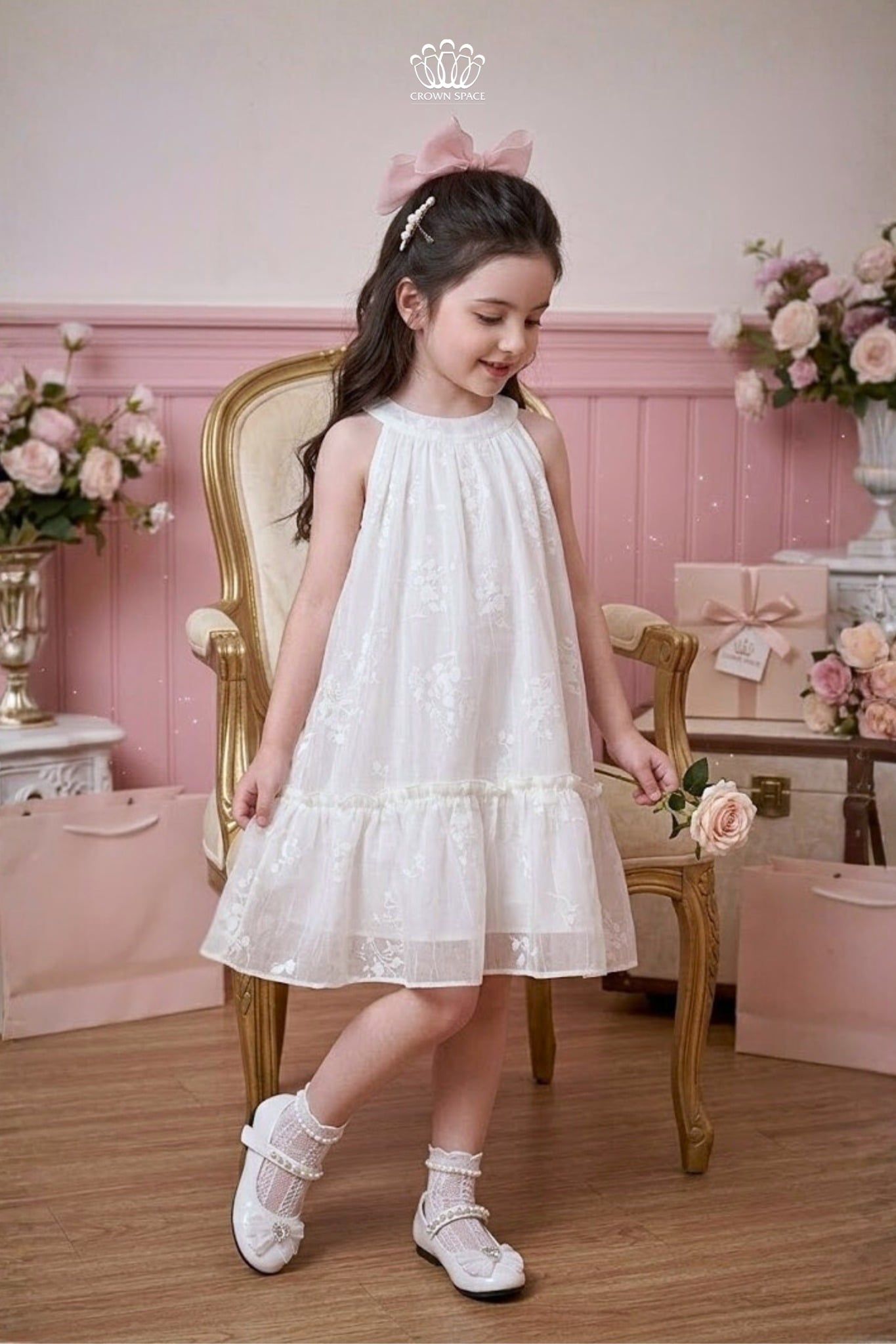  Váy Bé Gái Tulle Cổ Yếm Xếp Ly Họa Tiết Hoa Tinh Tế – Crown Space CKGS3860301 