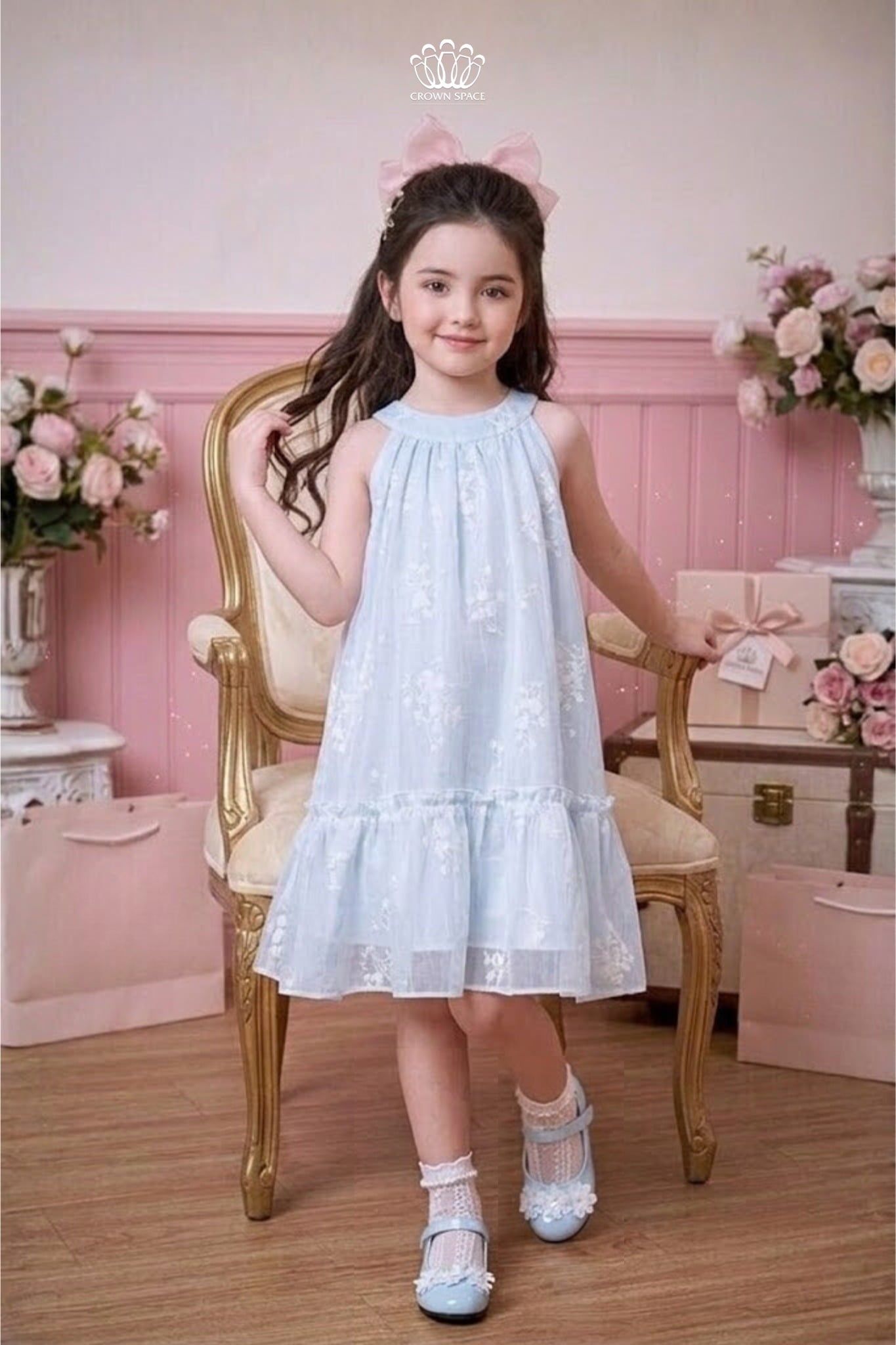  Váy Bé Gái Tulle Cổ Yếm Xếp Ly Họa Tiết Hoa Tinh Tế – Crown Space CKGS3860301 