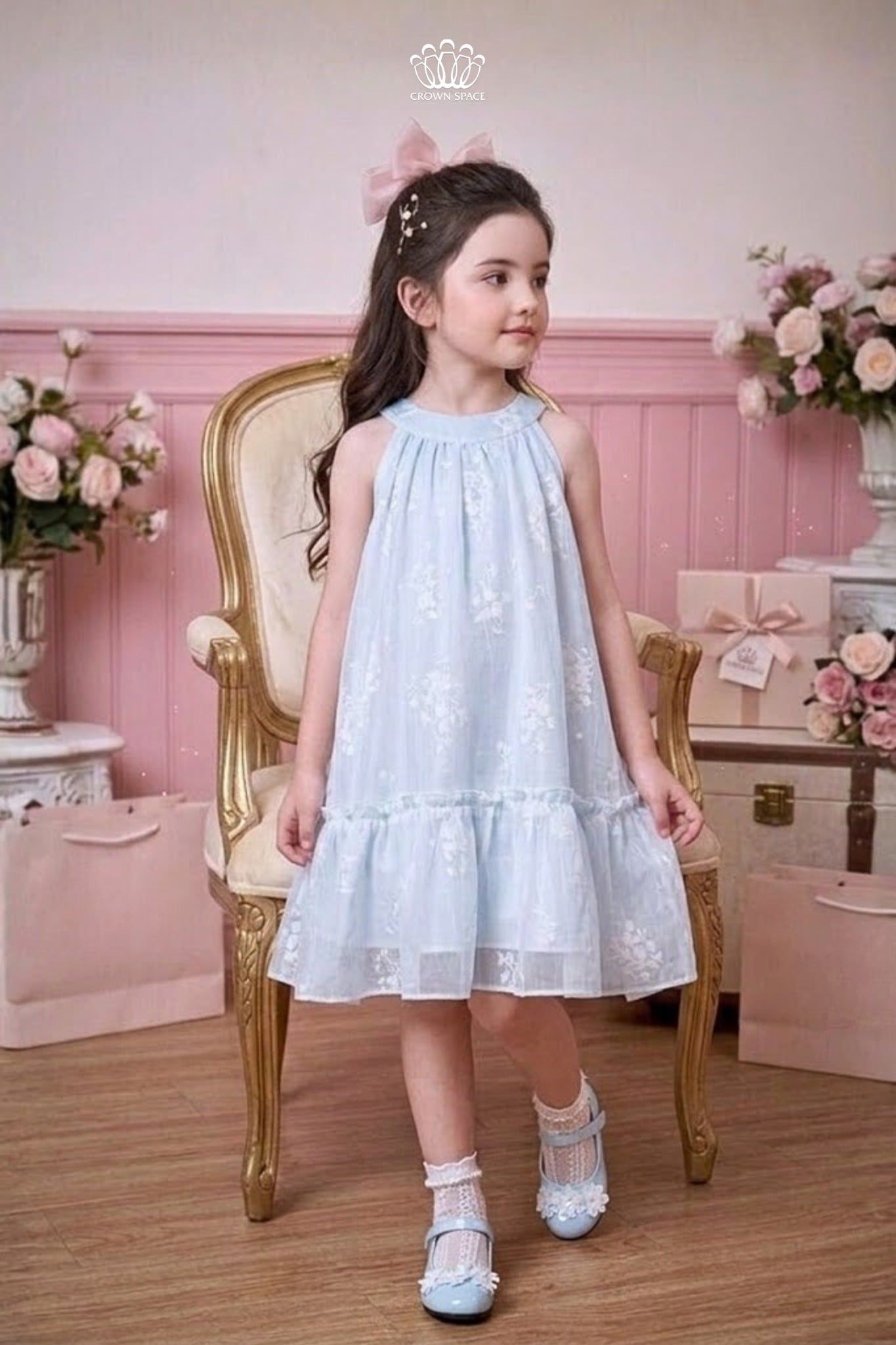  Váy Bé Gái Tulle Cổ Yếm Xếp Ly Họa Tiết Hoa Tinh Tế – Crown Space CKGS3860301 