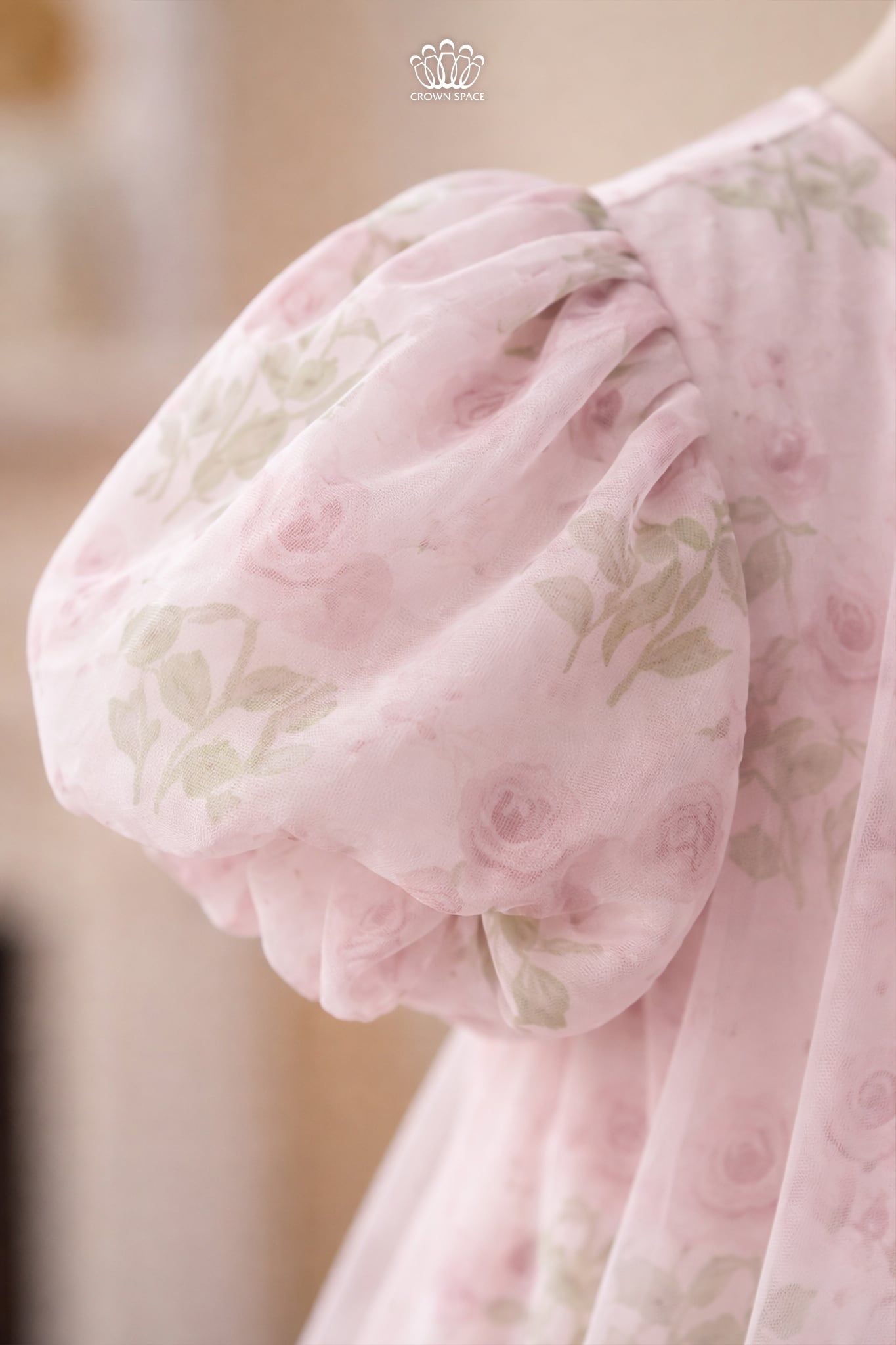  Váy Bé Gái Voan Tơ Họa Tiết Hoa Tay Bồng Cổ Điển – Crown Space CKGS3860502 