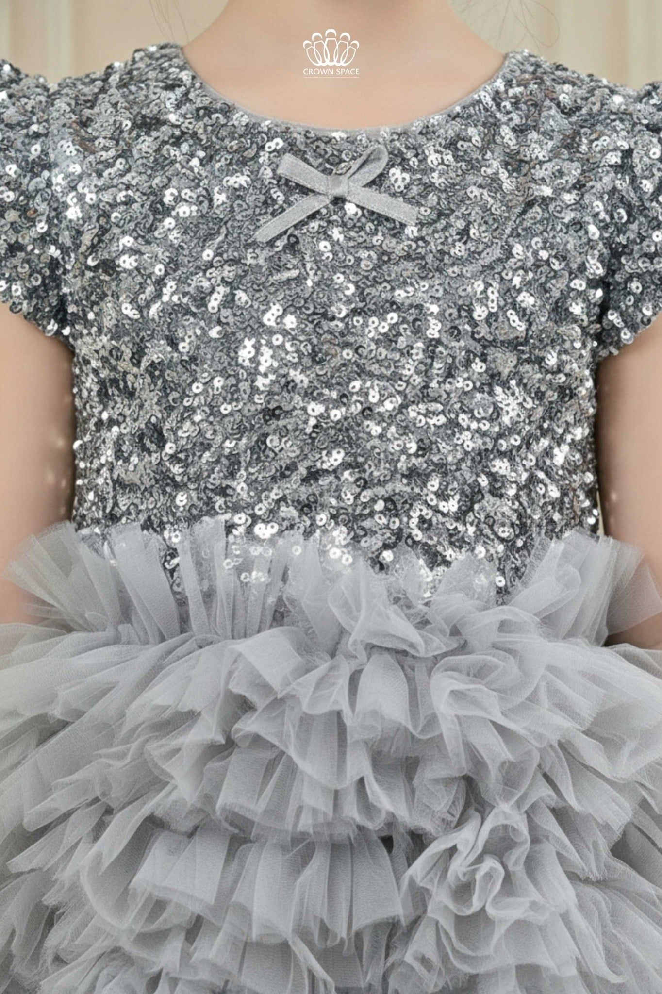  Váy Công Chúa Dạ Hội Kim Sa Xám Bạc Tay Cánh Tiên Lộng Lẫy | Crown Space CKGS6851601 