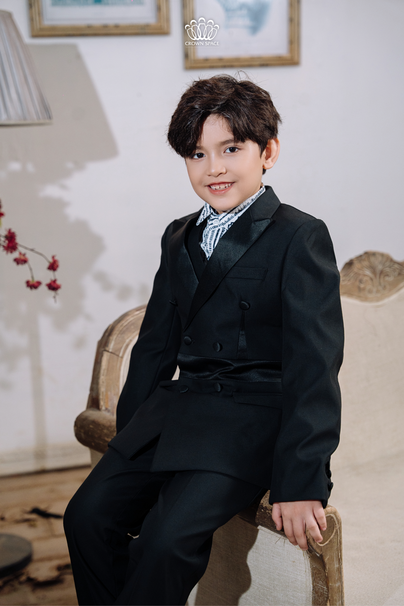  Bộ Vest Bé Trai Đen Gồm Áo Vest, Áo Gile, Quần Âu Phong Cách Hoàng Gia Crown Space CKBL6951403 