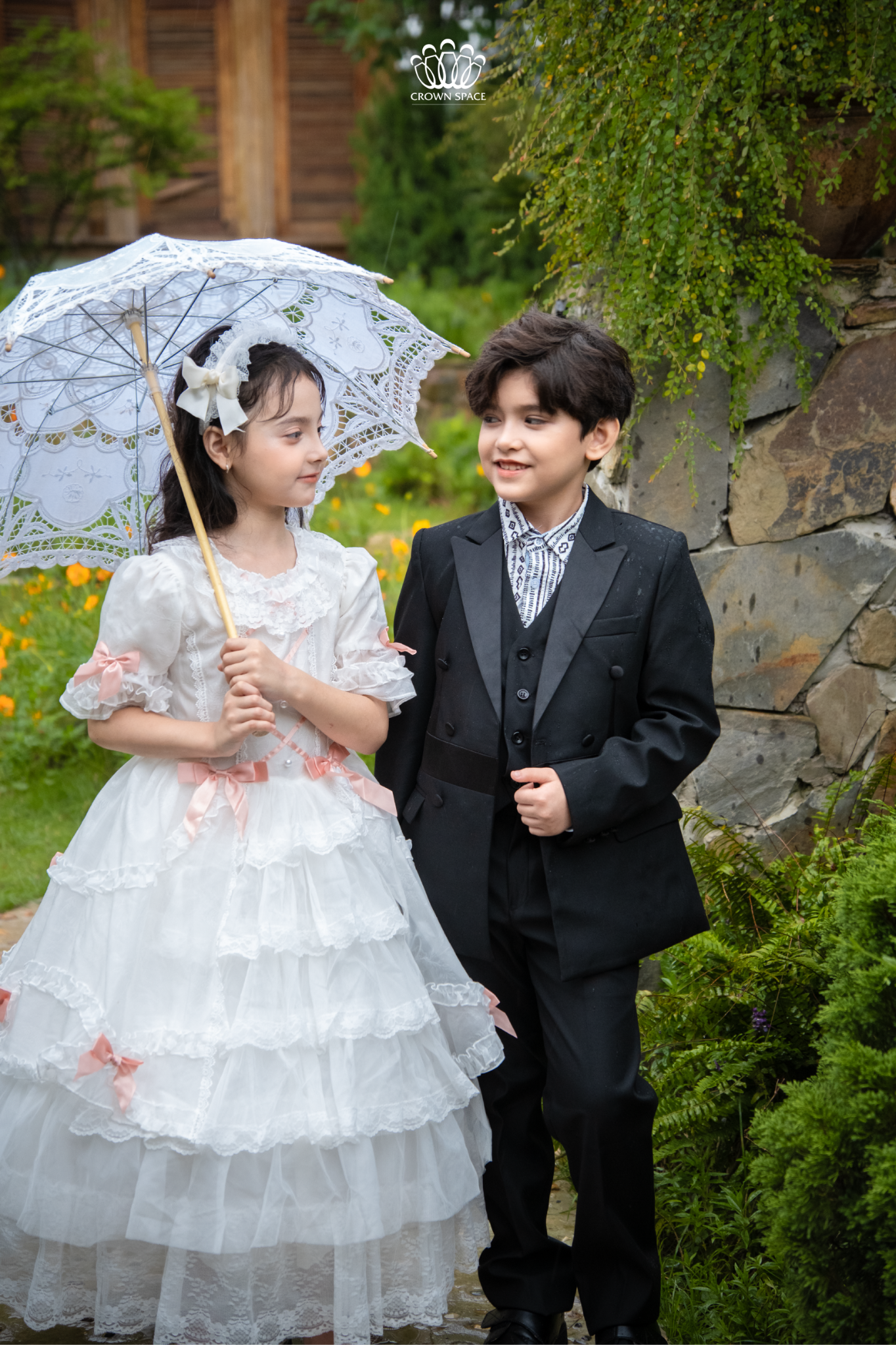  Bộ Vest Bé Trai Đen Gồm Áo Vest, Áo Gile, Quần Âu Phong Cách Hoàng Gia Crown Space CKBL6951403 