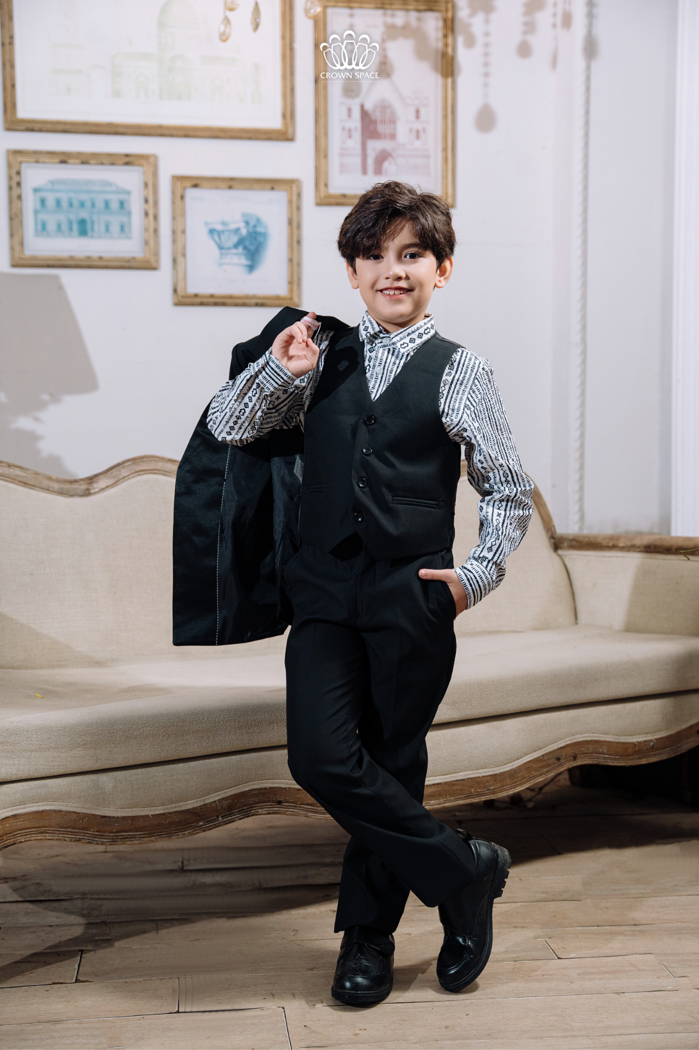  Bộ Vest Bé Trai Đen Gồm Áo Vest, Áo Gile, Quần Âu Phong Cách Hoàng Gia Crown Space CKBL6951403 