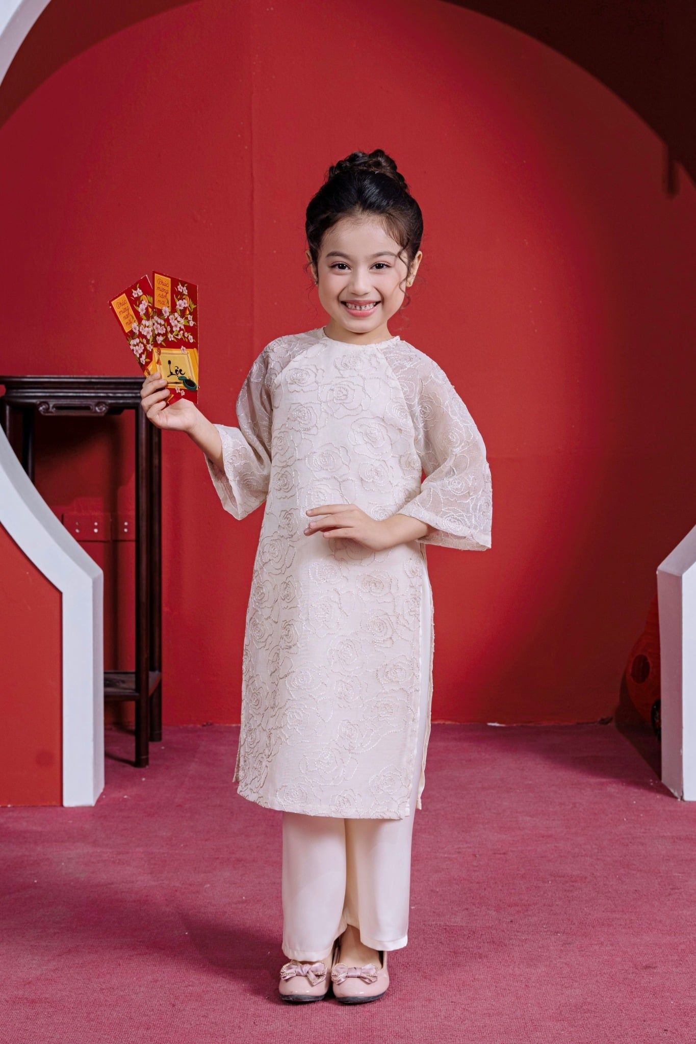  Áo Dài Tơ Bé Gái Màu Kem Tinh Tế, Hiện Đại, Thanh Lịch | Crown Space CKGL9942101/CKGL9942102 