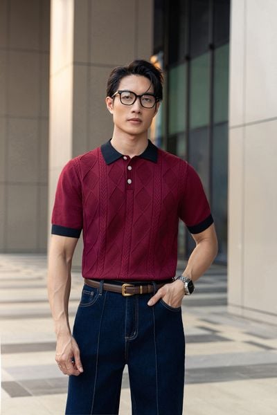 Áo mongtoghi màu đỏ đô, cổ áo và viền tay màu đen AP411