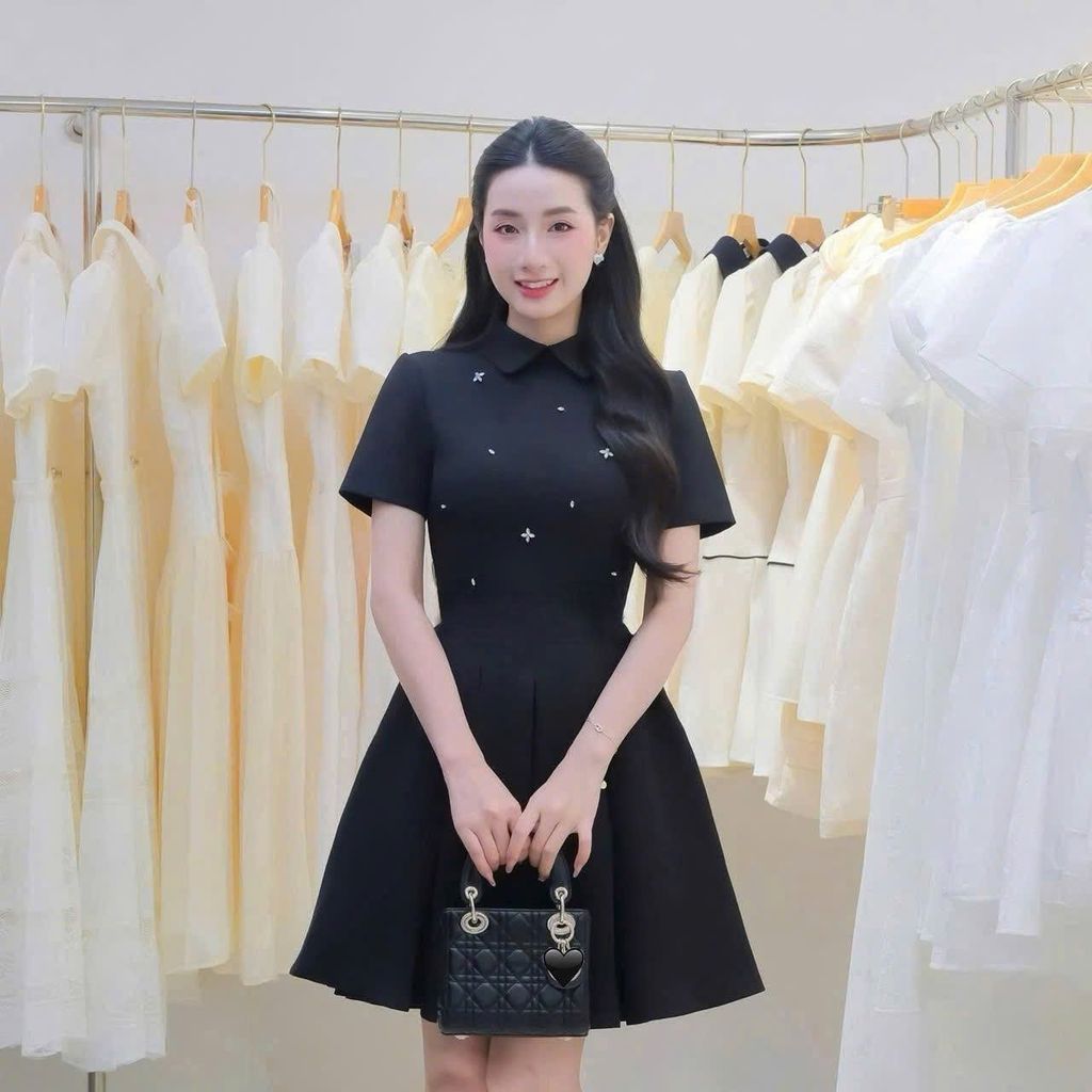 TQ4493 ĐẦM ĐEN CỔ SEN ĐÍNH ĐÁ