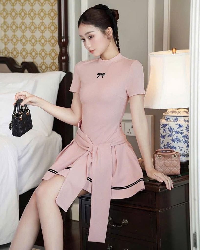 VGU1182 ĐẦM THUN THÊU NƠ EO PHỐI CHOÀNG (HỒNG)