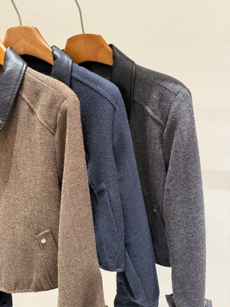 QCC3016 KHOÁC DẠ CỔ DA KHÓA KÉO (NÂU)