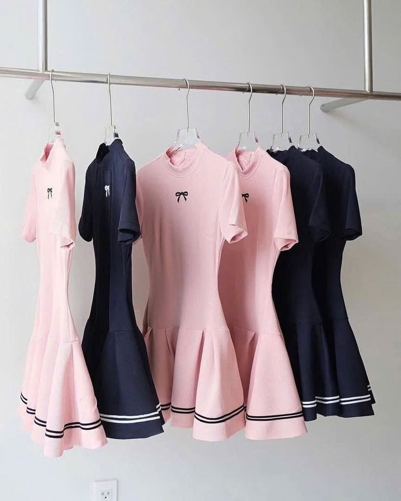 VGU1182 ĐẦM THUN THÊU NƠ EO PHỐI CHOÀNG (HỒNG)