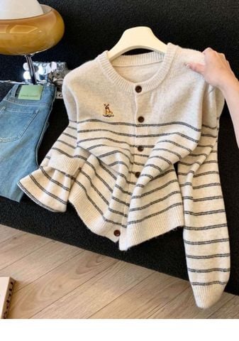 LEN5021 KHOÁC LEN SỌC THÊU GẤU (KEM) 15199