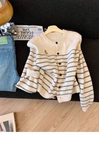 LEN5021 KHOÁC LEN SỌC THÊU GẤU (KEM) 15199