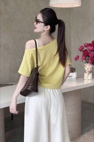 KS0944 - SET ÁO THUN VÀNG PHỐI DÂY VAI + QUẦN DÀI TRẮNG (KÈM NỊT)
