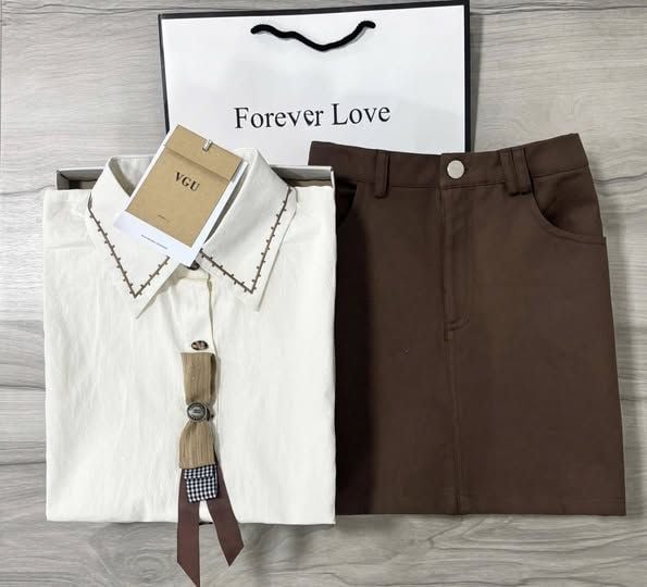 VGU0558 - SET ÁO SƠ MI ĐÍNH NƠ + CHÂN VÁY NGẮN NÂU