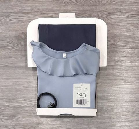 SKY9437 - SET ÁO PHỐI CỔ BÈO, CHÂN VÁY DÀI XÁM (KÈM NỊT)