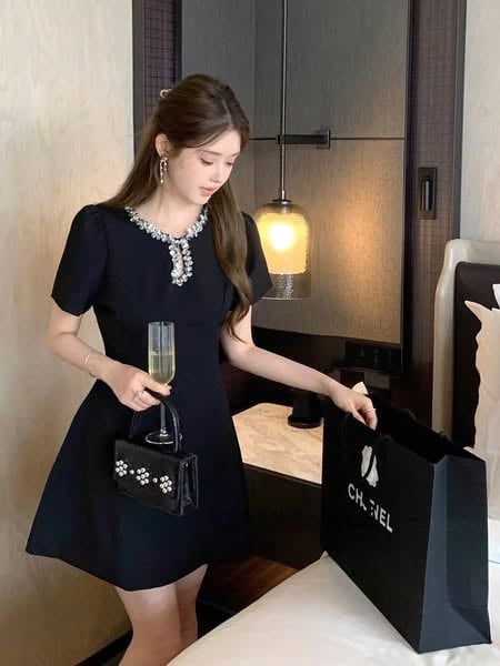 TQ1818 - ĐẦM NGẮN CỔ ĐÍNH ĐÁ NHỎ (ĐEN)