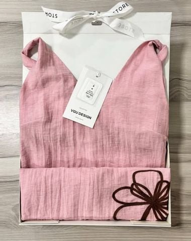 VGU0834 - ĐẦM SUÔNG DÀI XOẮN VAI THÊU HOA