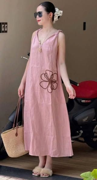 VGU0834 - ĐẦM SUÔNG DÀI XOẮN VAI THÊU HOA