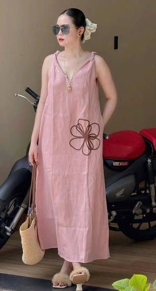 VGU0834 - ĐẦM SUÔNG DÀI XOẮN VAI THÊU HOA