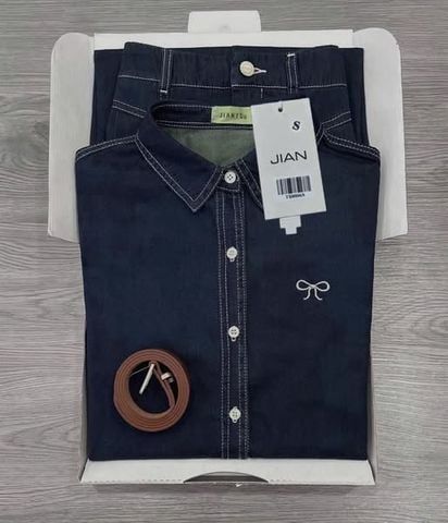TB8806 - SET JEAN ÁO LOGO THÊU NƠ + CHÂN VÁY DÀI CAO CẤP  ( KÈM NỊT)