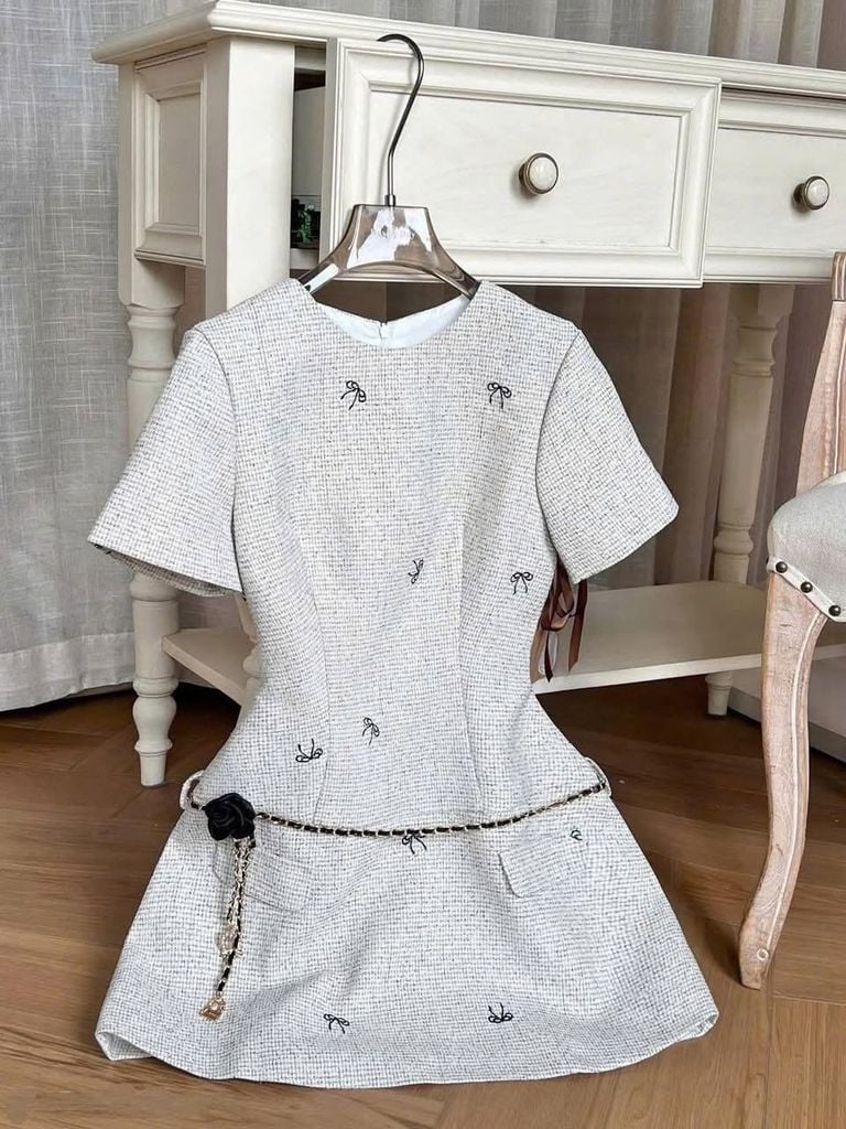 KS1067 - ĐẦM NGẮN THÊU NƠ (KÈM DÂY CỘT)