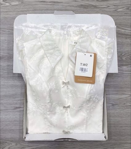 KS1063 - ĐẦM NGẮN THÊU PHỐI CỔ SƠ MI TRẮNG (KÈM TAG NƠ)