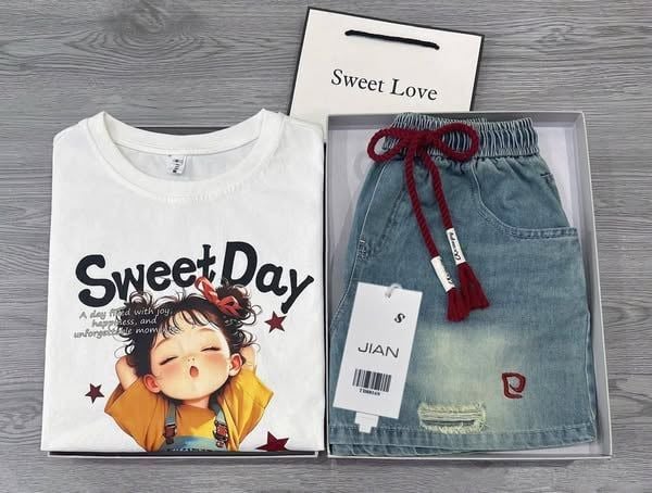 TB8816 - SET ÁO THUN TRẮNG IN BÉ GÁI SWEETDAY + QUẦN SHORT JEAN