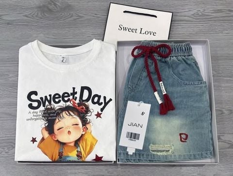 TB8816 - SET ÁO THUN TRẮNG IN BÉ GÁI SWEETDAY + QUẦN SHORT JEAN