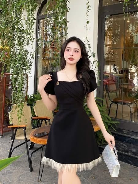 TQ4475 - ĐẦM ĐEN CỔ VUÔNG PHỐI CHÂN REN (KÈM TAG)