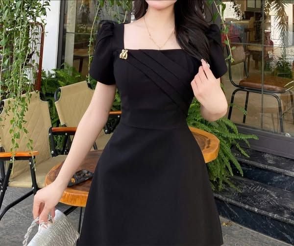 TQ4475 - ĐẦM ĐEN CỔ VUÔNG PHỐI CHÂN REN (KÈM TAG)