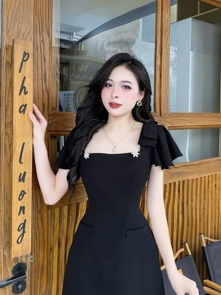 TQ4479 - ĐẦM CỔ VUÔNG ĐEN PHỐI NƠ VAI (KÈM TAG)