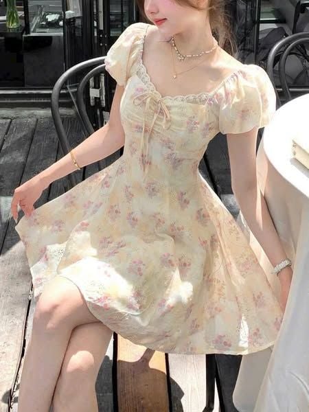 TQ4487 - ĐẦM NGẮN THÊU HOA NHÍ PHỐI NƠ (KEM)