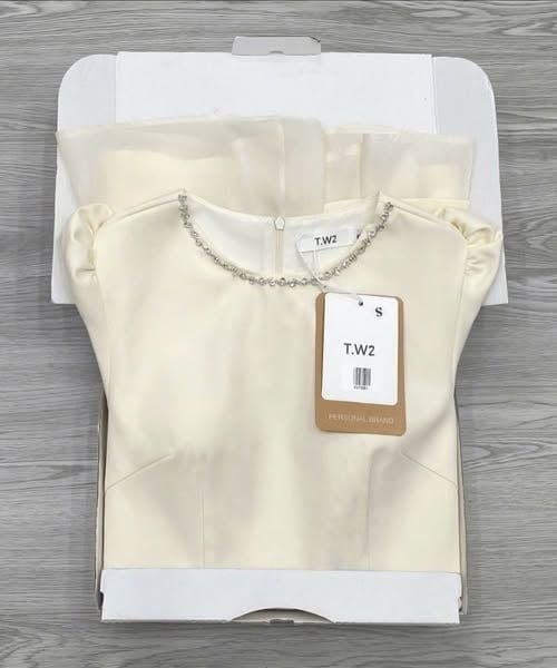KS1126 - ĐẦM XÒE NGẮN CỔ ĐÍNH ĐÁ (KEM)