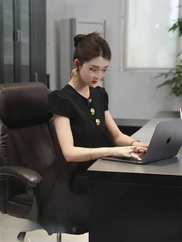 KS1124 - ĐẦM NGẮN ĐEN (KÈM TAG HOA NHỎ)