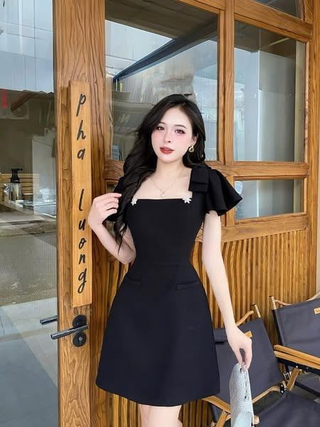 TQ4479 - ĐẦM CỔ VUÔNG ĐEN PHỐI NƠ VAI (KÈM TAG)
