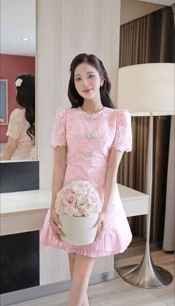 VGU1039 - ĐẦM REN HỒNG PHỐI TAG NƠ NHỎ