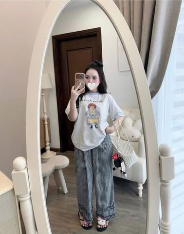 KS1151 - SET ÁO THUN XÁM BONNE ANNÉE + QUẦN DÀI CARO ĐEN