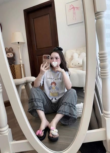 KS1151 - SET ÁO THUN XÁM BONNE ANNÉE + QUẦN DÀI CARO ĐEN