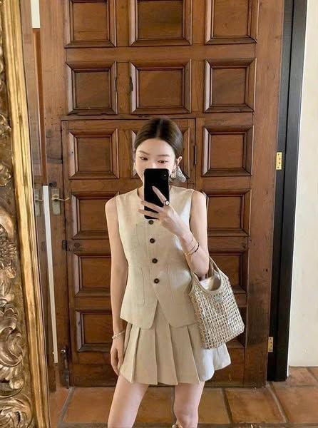 TB5810 - SET ÁO SÁT NÁCH PHỐI NÚT + CHÂN VÁY XẾP LY (MÀU DA)