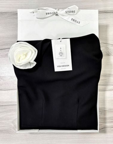 VGU1164 - ĐẦM DÀI TRỄ VAI ĐEN (KÈM TAG HOA)