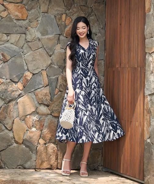 VGU1151 - ĐẦM DÀI CỔ V HOẠ TIẾT XANH ĐEN