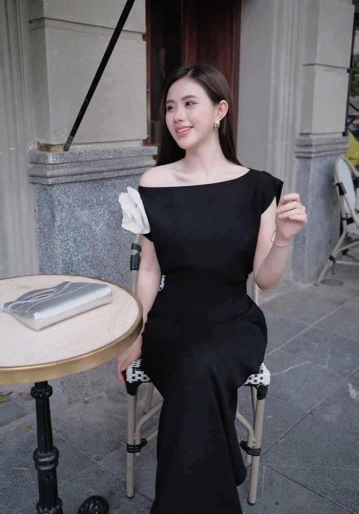 VGU1164 - ĐẦM DÀI TRỄ VAI ĐEN (KÈM TAG HOA)
