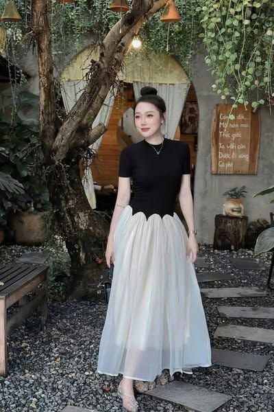 TQ4584 - ĐẦM ĐEN PHỐI TÙNG KEM