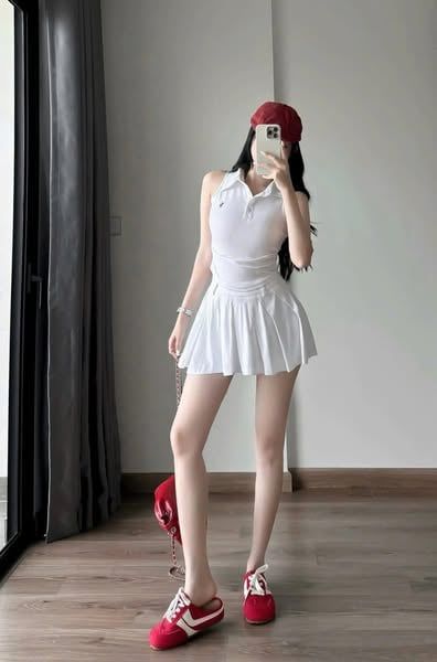 TQ4560 - SET THỂ THAO THÊU NGỰA + CHÂN VÁY XẾP LY (TRẮNG)